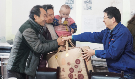 副董事長熊朝陽（yáng）為特（tè）困戶送（sòng）暖被