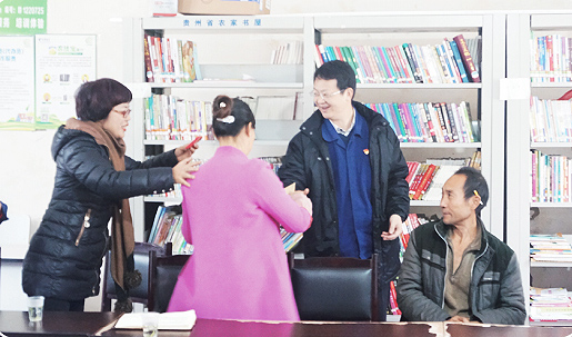 黨委書記黃舸舸代表公（gōng）司為16 戶低收人困難戶資助新農合朕療