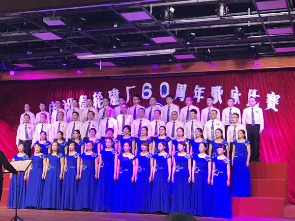 大學生參加所在部門大合唱比賽（sài）